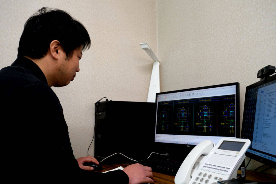 デスクで作業する様子